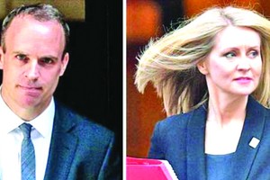 英“脫歐”事務大臣（左）和就業與養老金大臣同日辭職。（圖源：互聯網）