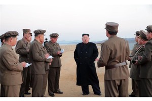 KCBS宣佈，朝鮮領導人金正恩親自督軍，見證「新研發的尖端戰術性武器」進行測試。（圖源：路透社）