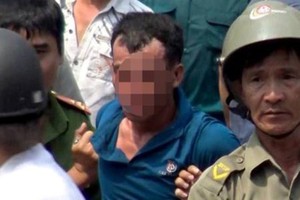 被抓獲並押送往公安派出所時的嫌犯朱容成。