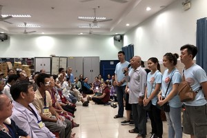 愛心行動慈善組親自前往慰問剛做完手術的貧困視障者，祝願他們早日康復。