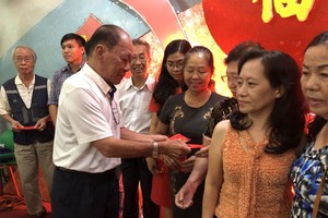 劉厚全副董事長代表董事會向老師們頒發獎金以致謝和祝賀。