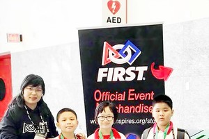 阮氏金香老師與駱龍君小學學生。