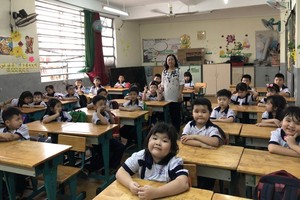 林翠蘭老師和其小學生們。