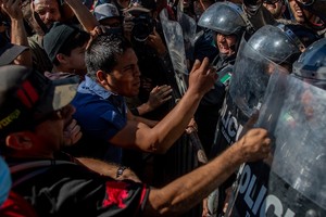 抗議人高呼著“反對入侵”口號走上街頭，但在抵達移民營地前與墨西哥防暴警察發生衝突。（圖源：VCG）