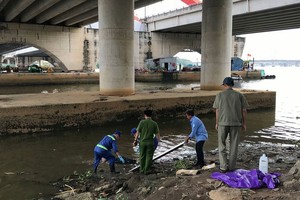 收屍人員把屍體拉倒岸邊。（圖源：通訊者）