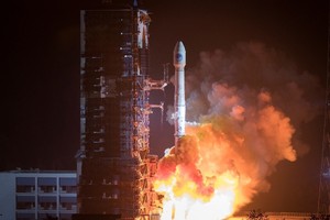 中國以長征三號乙運載火箭，成功發射第42、43個導航衛星。（圖源：新華社）