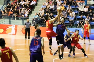 軍隊對胡志明市隊（紅衣）比賽一瞥。（圖源：互聯網）