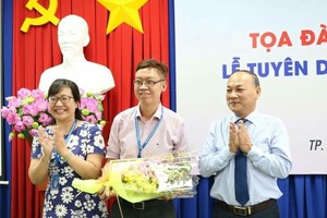 張家權老師(中)獲得模範年輕幹部獎項。