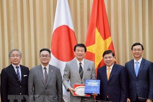 市人委會主席阮成鋒（右二）向日本千葉縣知事森田健作閣下贈送紀念品。（圖源：越通社）