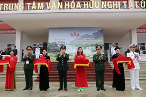 我國國防部長吳春歷大將與中國國防部長魏鳳和上將一同出席高平省復和縣馱隆友誼文化中心落成剪綵儀式。（圖源：阮明）