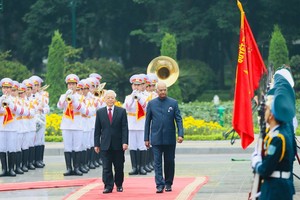 黨中央總書記、國家主席阮富仲與印度總統科溫德 檢閱儀仗隊。（圖源：日北）