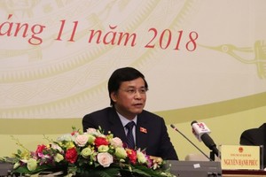 國會秘書長、國會辦公廳主任阮幸福主持新聞發佈會並答記者問。（圖源：曰河）