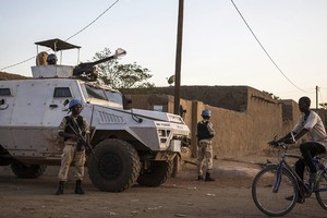 聯合國維和警察與聯合國馬里穩定團及馬里國民警衛隊在加奧地區執行聯合巡邏任務。（圖源：聯合國）