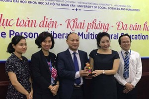 兩所大學代表互贈紀念禮物。