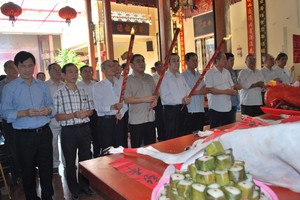 市民族處與海南會館代表一起參拜水尾娘娘。