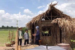 「龍騰駕霧」故事片的農村 景色之一幕。