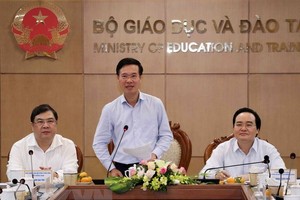 中央宣教部長武文賞（中）在會議上發表講話。（圖源：越通社）