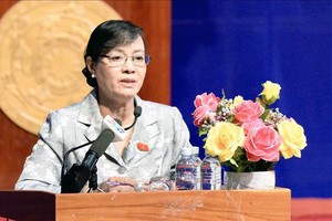 市人民議會主席阮氏決心與守德郡選民接觸會時發言。（圖源：越通社）