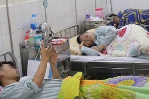 守德郡全科醫院傳染科重症病房的病人。