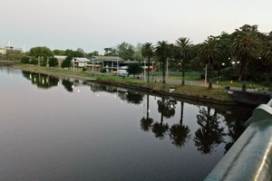 亞拉河畔的夕照。