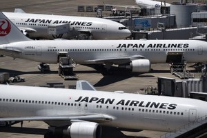 日本航空公司(JAL)21日超賣機位，加上花不少時間協調乘客，罕見造成飛往福岡機場的末班機被迫取消，約400名乘客受影響。（示意圖源：AFP）