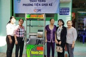 華人婦女尤氏梅獲贈送謀生工具。