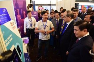 市委書記阮善仁(右二)與市人委會主席阮成鋒(右一)參觀高科技展位。（圖源：光定）