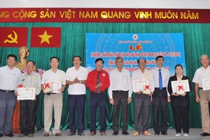 各華人會館、華人企業單位和熱心人士獲頒贈“慈善之花”稱號。