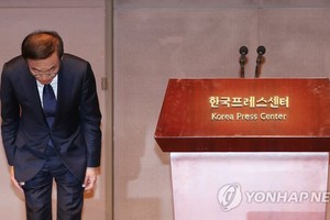 11月23日，三星電子設備解決方案部門代表理事金奇南，就半導體廠工人患癌症等疾病一事正式道歉。（圖源：韓聯社）