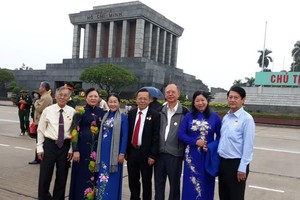 華人民運幹部王沛川(左一)、李金英 (左二)和盧耀南(右三)與市委副書記武氏蓉 (左三)和市民運處領導合影。