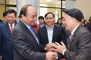 政府總理阮春福與選民接觸。（圖源：光孝）