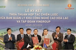 和樂高科技園區管委會代表與Vingroup集團代表簽署和樂高科技園區建設發展戰略合作協議。