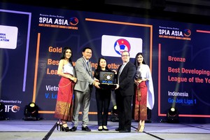 越南專業足球股份公司在頒獎儀式上。（圖源：互聯網）