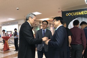 陳威明副院長(左)與本市醫師交流。