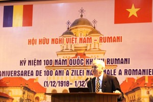 羅馬尼亞駐越特命全權大使Valerui Arteni在紀念會上致詞。（圖源：慶蘭）