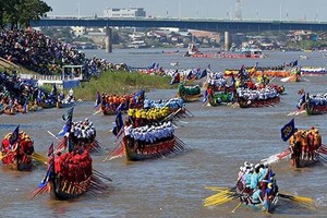 “送水節”是柬埔寨的傳統節日，每年都會吸引上萬名遊客到金邊參與活動。（圖源：AFP）