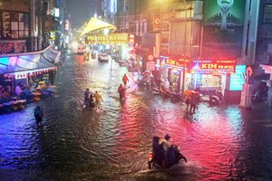 昨晚第一郡“洋人”街區的裴援街一片汪洋。