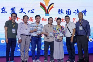 曾廣健和冬夢（左三、四）在領獎上與國內外作家合照。