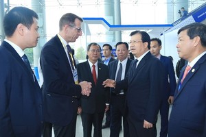 政府副總理鄭廷勇（右二）同外國投資商在Horasis論壇會議廳外討論並交換意見。（圖源：霸山）