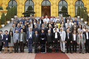 國家副主席鄧氏玉盛（前中）在主席府前與音樂家和藝人代表團合影留念。（圖源：越通社）