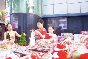 消費者在選購聖誕裝飾用品。