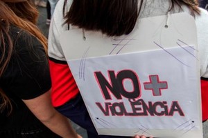 六成被害女性死於家人或伴侶之手。圖為週日在智利的聖地亞哥，人們抗議針對女性的暴力行為。（ 圖源：CNN）