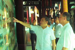 黃文鴻玉主任(左)與盧耀南理事長交流會館的對外活動圖片。