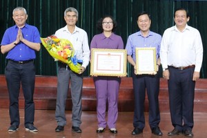 市領導向第五郡脫貧指委會頒贈獎狀。