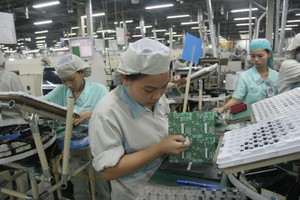 在加入新一代自由貿易協定後，越南勞動者除了 要重新接受培訓之外，還調整退休年齡。