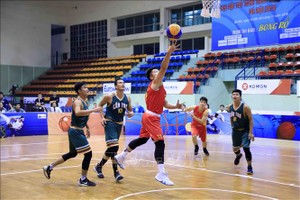 胡志明市隊（紅衣）與芹苴隊比賽一瞥。（圖源：越通社）