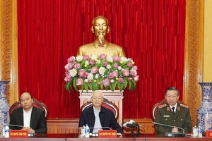 黨中央總書記、國家主席阮富仲(中)在會上發言。（圖源：越通社）