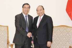 政府總理阮春福接見海外越南人聯絡協會主席阮富平大使。（圖源：陳海）