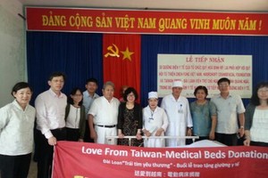 台大醫院醫學工程部技正呂重明和其他３名代表親到廣義省進行考察和贈後服務，為獲贈送病床醫院解決一些技術問題。