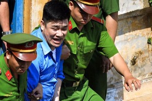 法院判刑後，法警把阮晉才押出法庭送往監獄服刑。（圖源：友科）